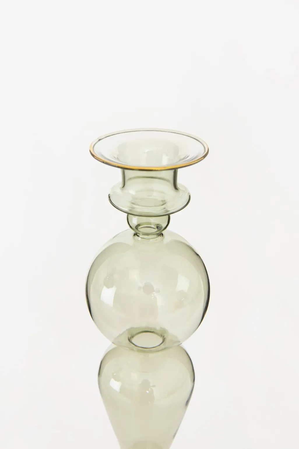 Groene glazen kandelaar met gouden detail