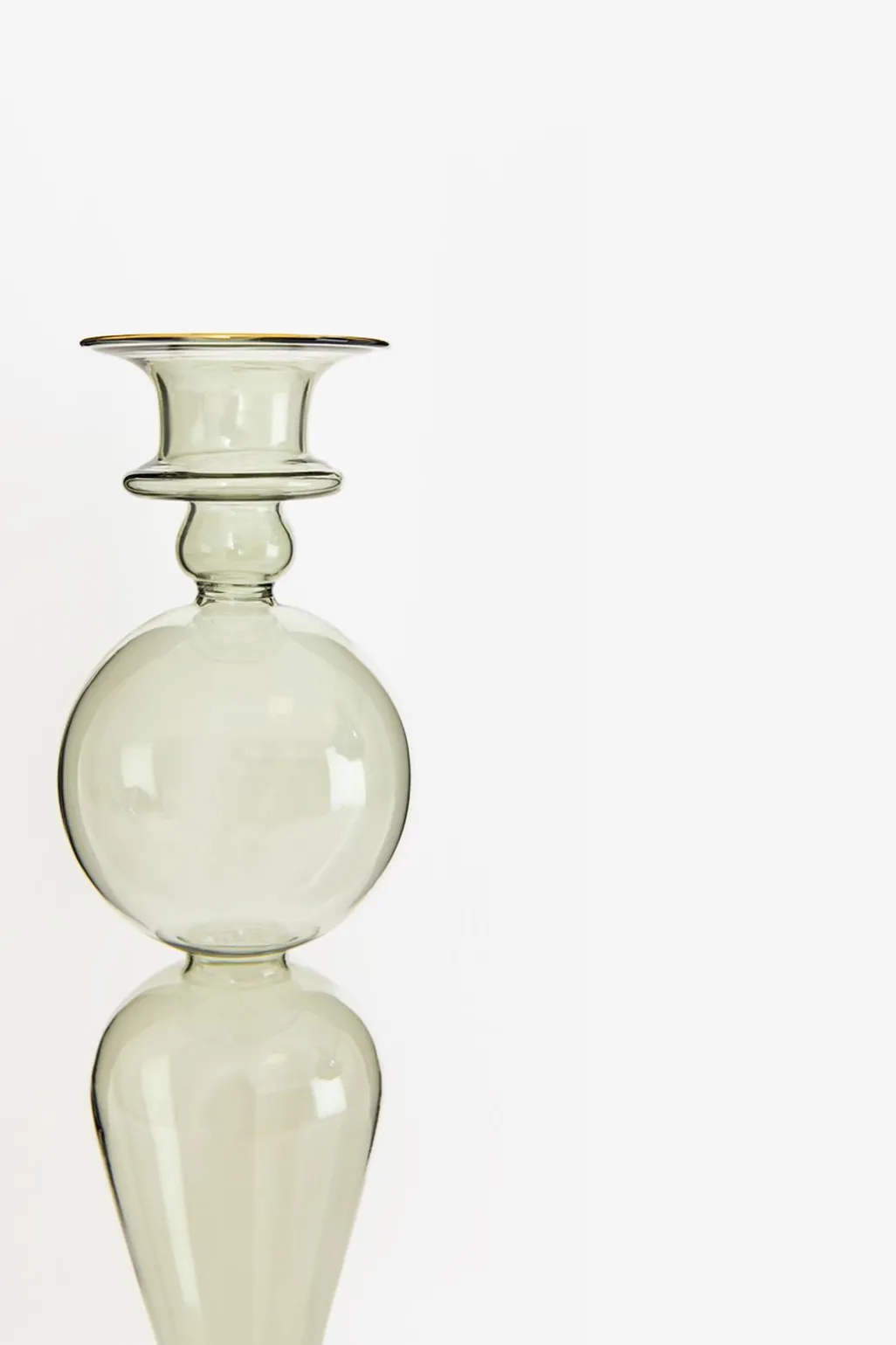 Groene glazen kandelaar met gouden detail