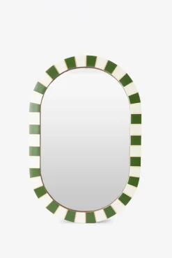 Groene hangspiegel met geblokte omlijsting
