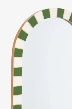 Groene hangspiegel met geblokte omlijsting