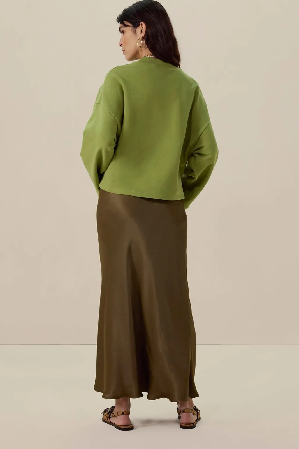 Groene sweater met wijde mouwen