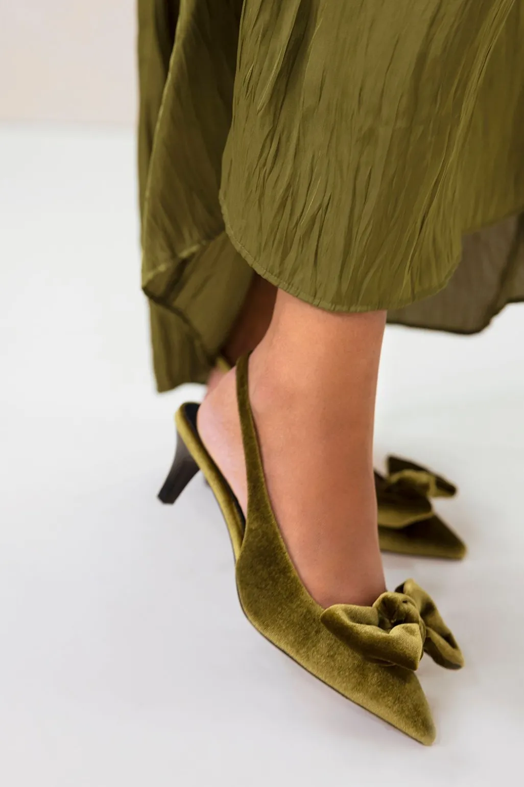 Groene velvet slingbacks met strik