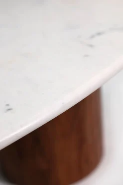 Houten koffietafel met marmer blad en asymmetrisch onderstel