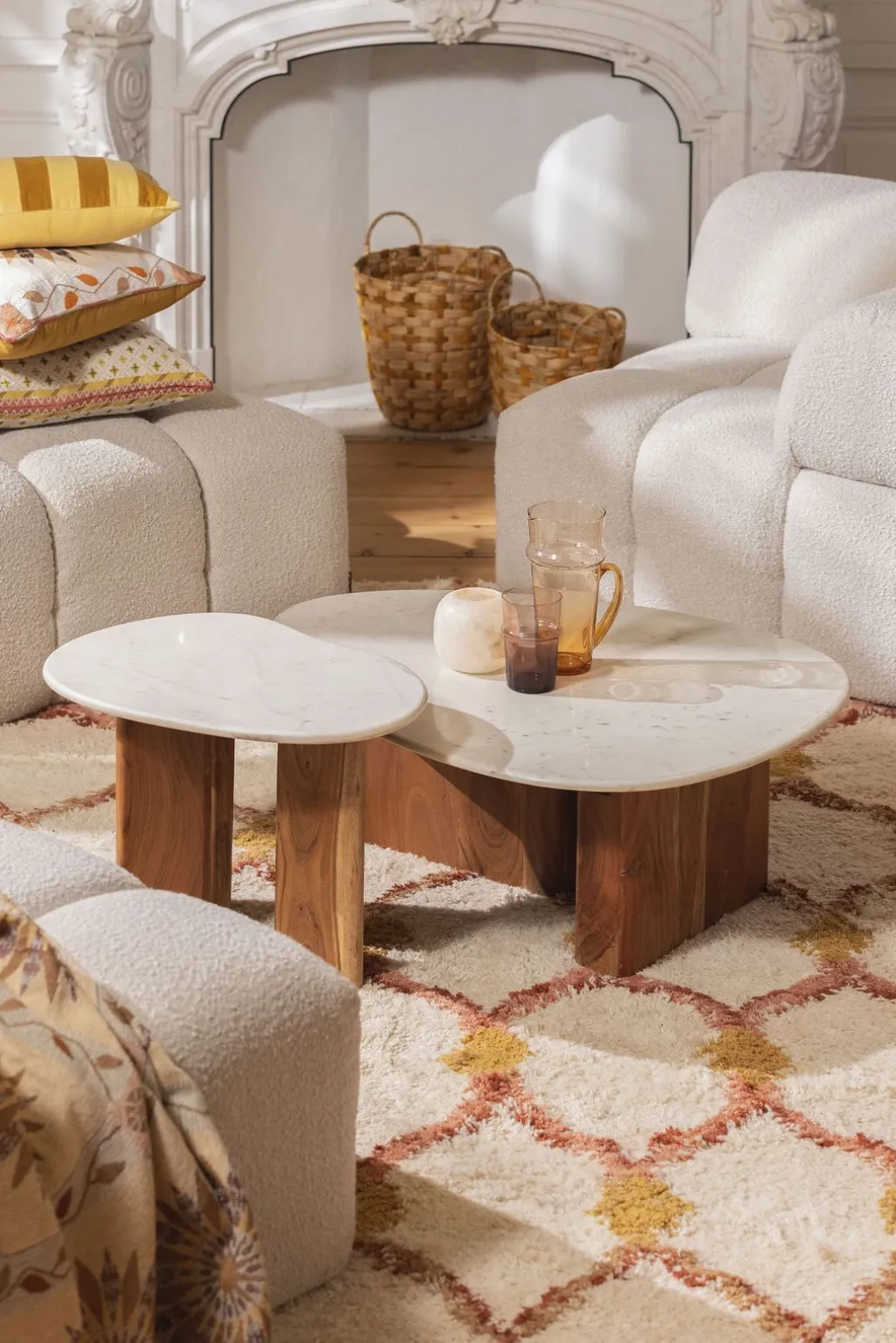 Houten koffietafel met marmer blad