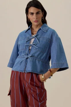 Lichtblauw denim jasje met striksluiting