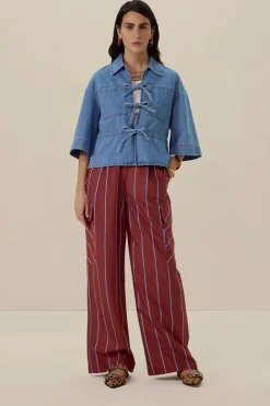 Lichtblauw denim jasje met striksluiting