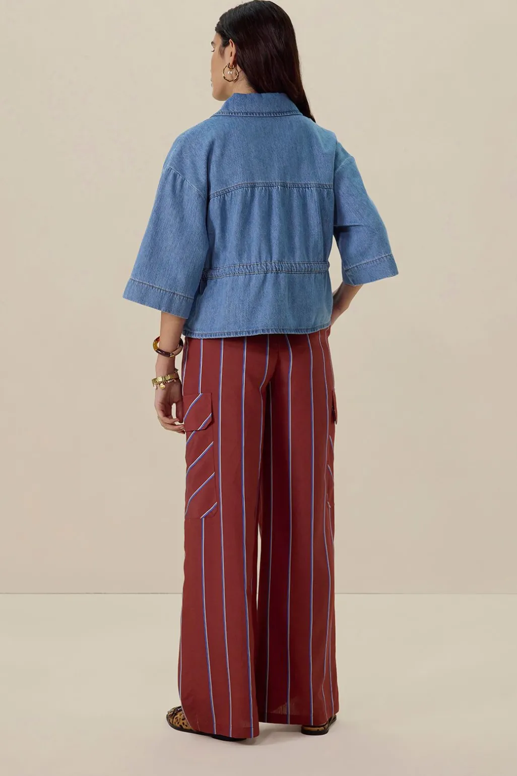Lichtblauw denim jasje met striksluiting