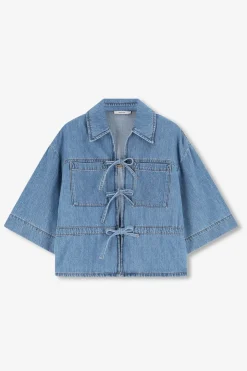 Lichtblauw denim jasje met striksluiting