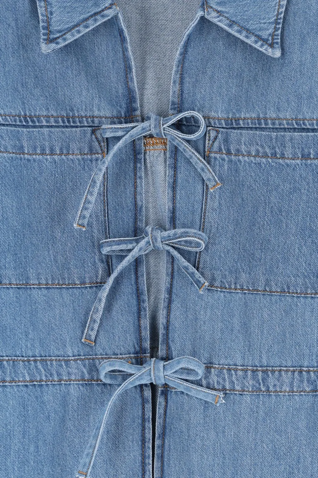 Lichtblauw denim jasje met striksluiting