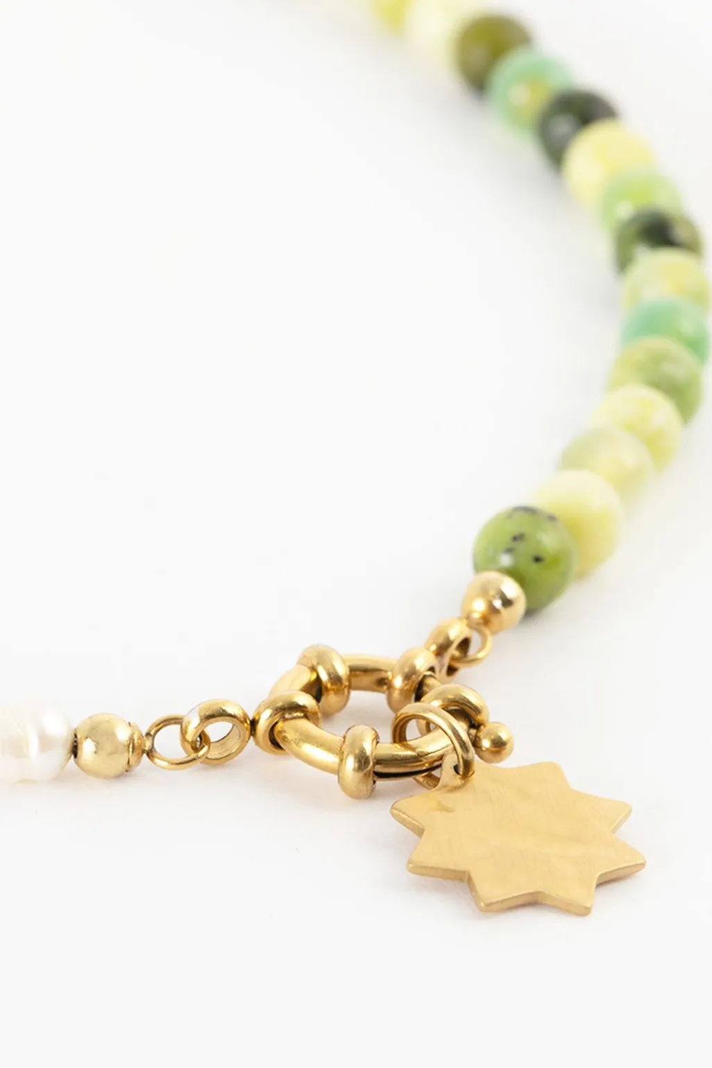 Lichtgroene beads ketting met parels