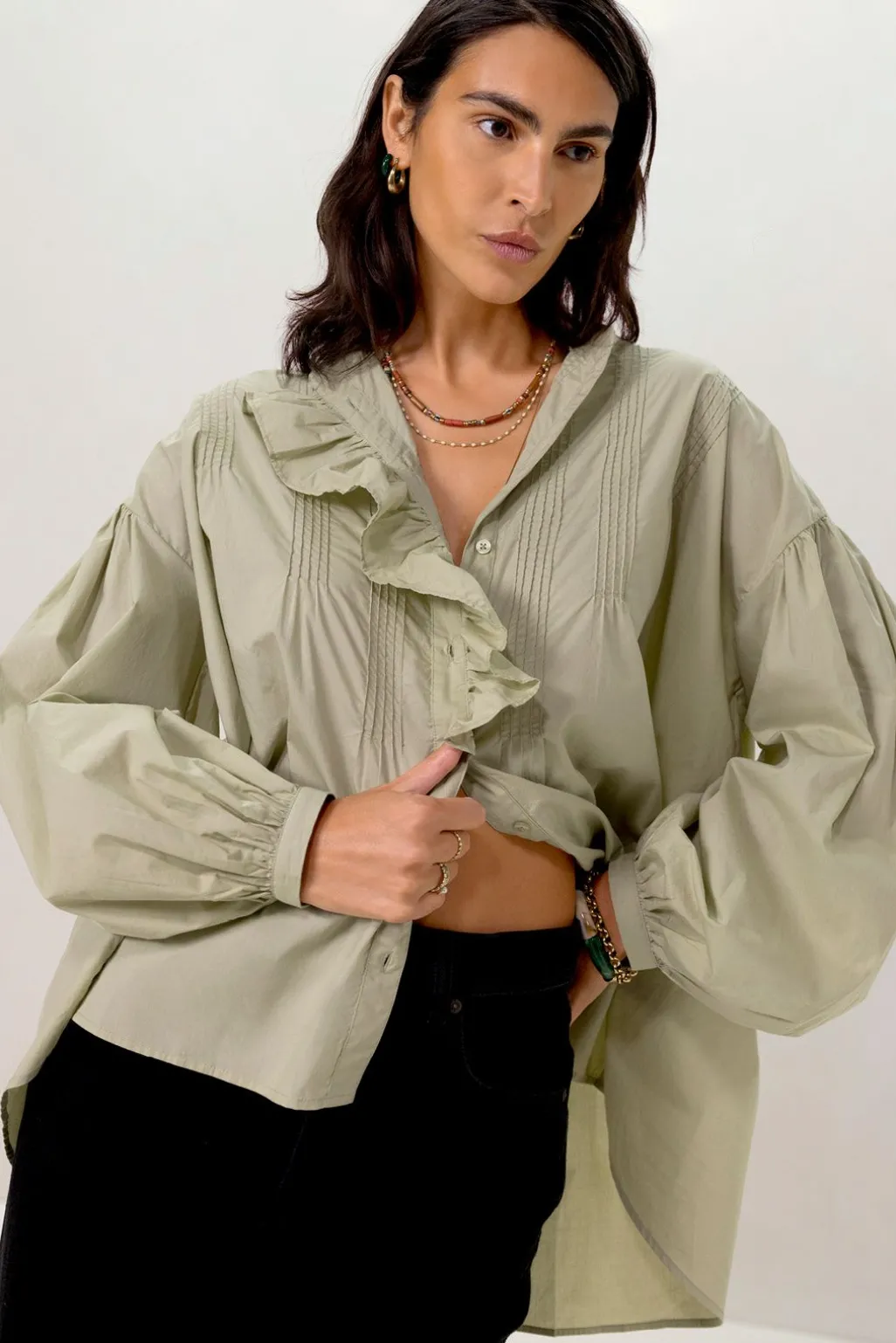 Lichtgroene blouse met borduurwerk