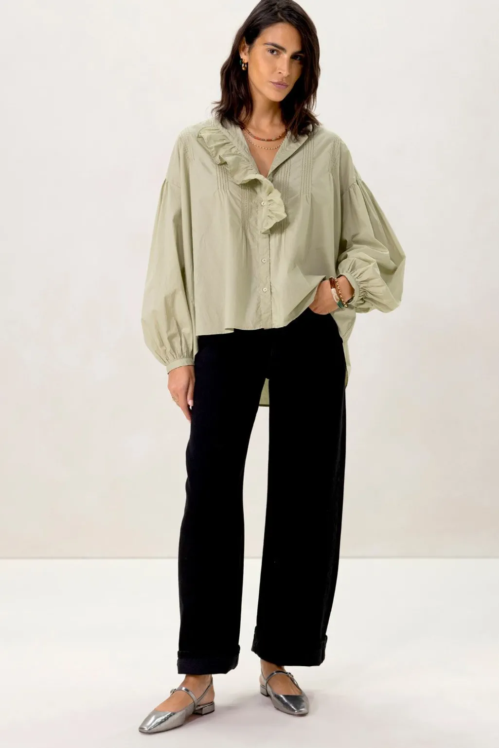 Lichtgroene blouse met borduurwerk