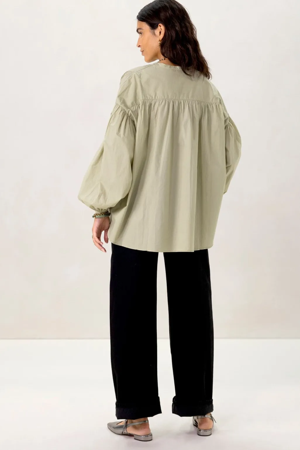 Lichtgroene blouse met borduurwerk