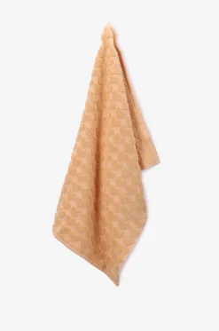 Lichtoranje handdoek met hartjes print