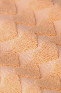 Lichtoranje handdoek met hartjes print