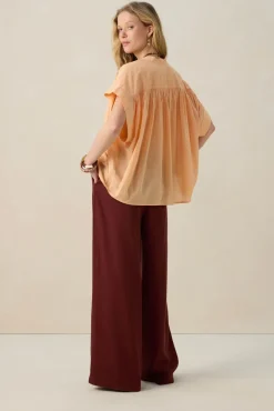 Lichtoranje top met pintuck details