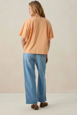 Lichtoranje T-shirt met borstzakje