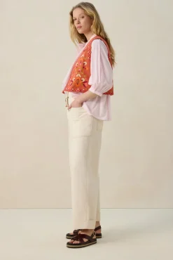 Lichtrood gilet met bloemen embroidery
