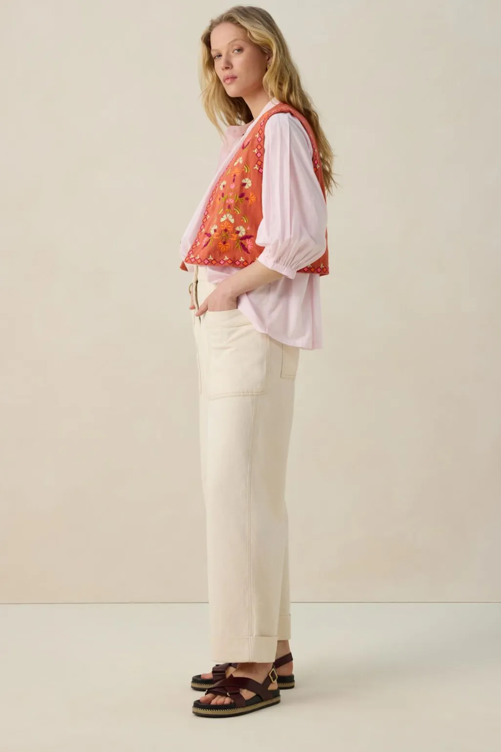 Lichtrood gilet met bloemen embroidery