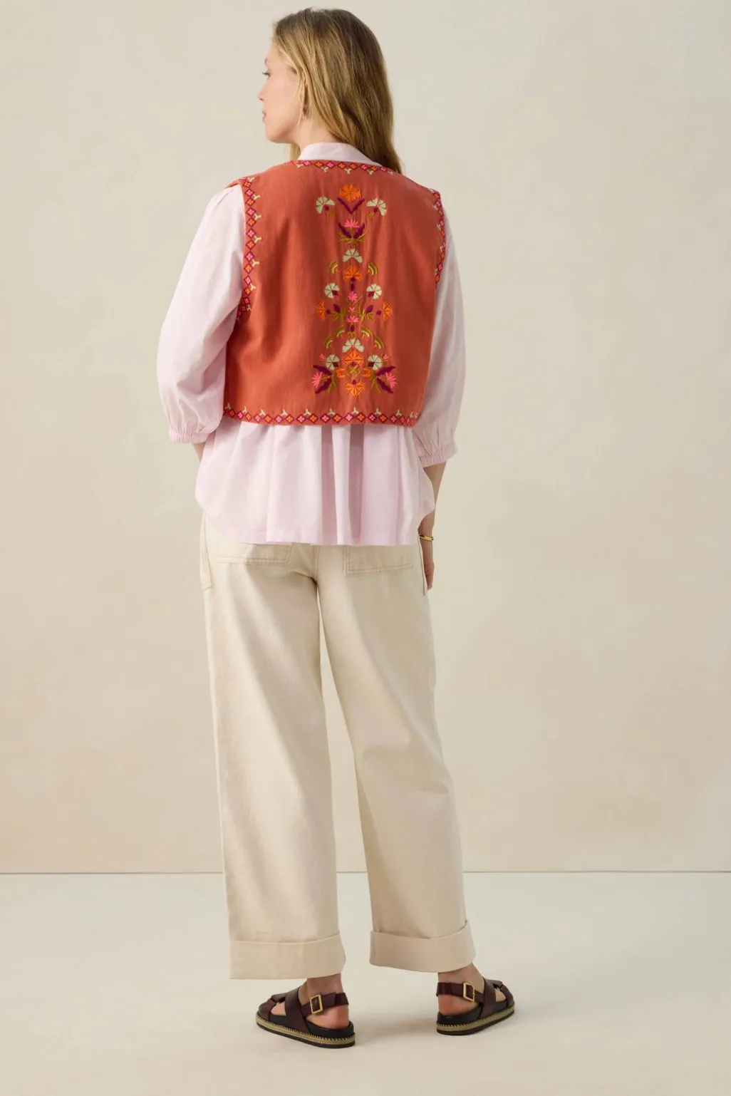 Lichtrood gilet met bloemen embroidery