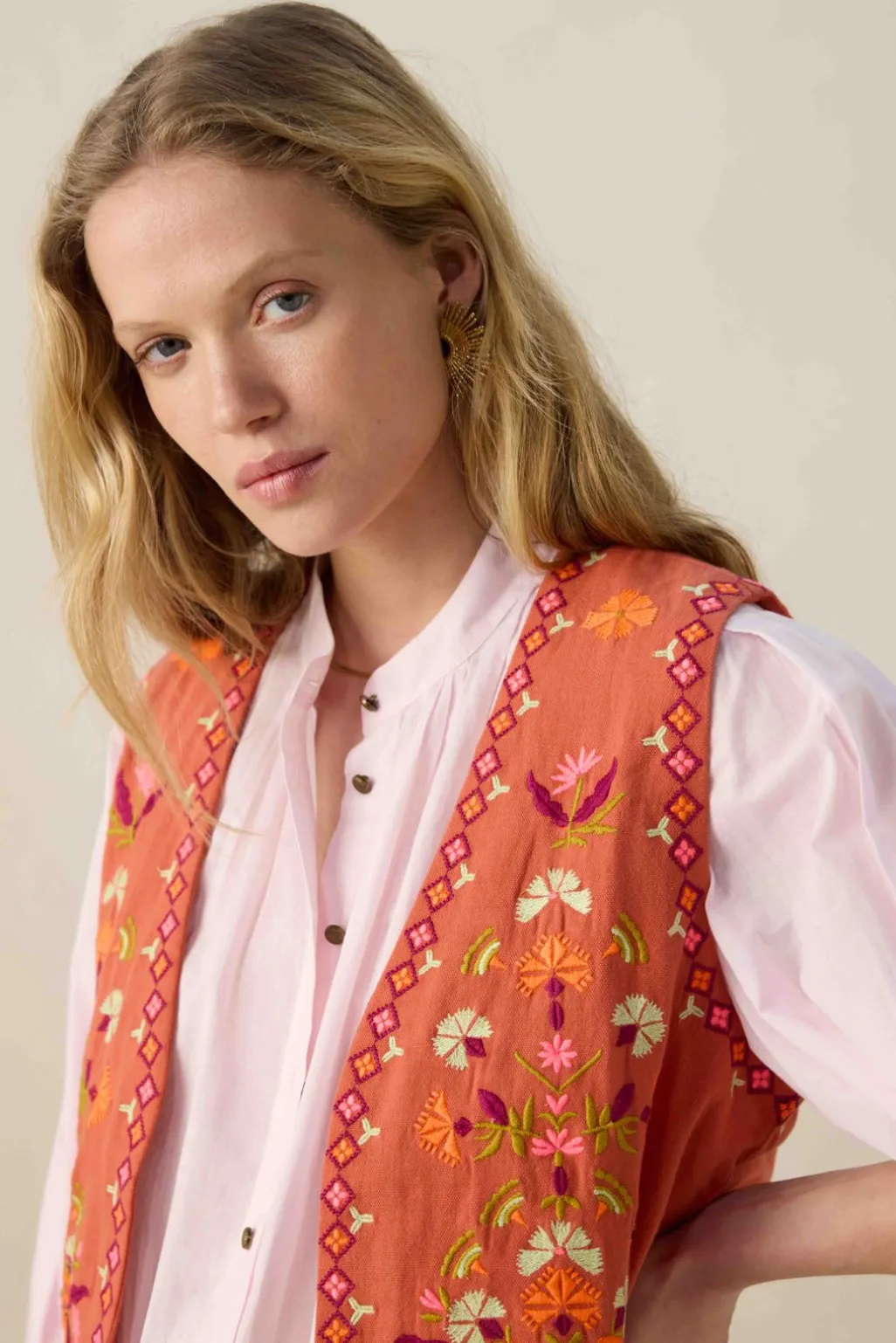 Lichtrood gilet met bloemen embroidery