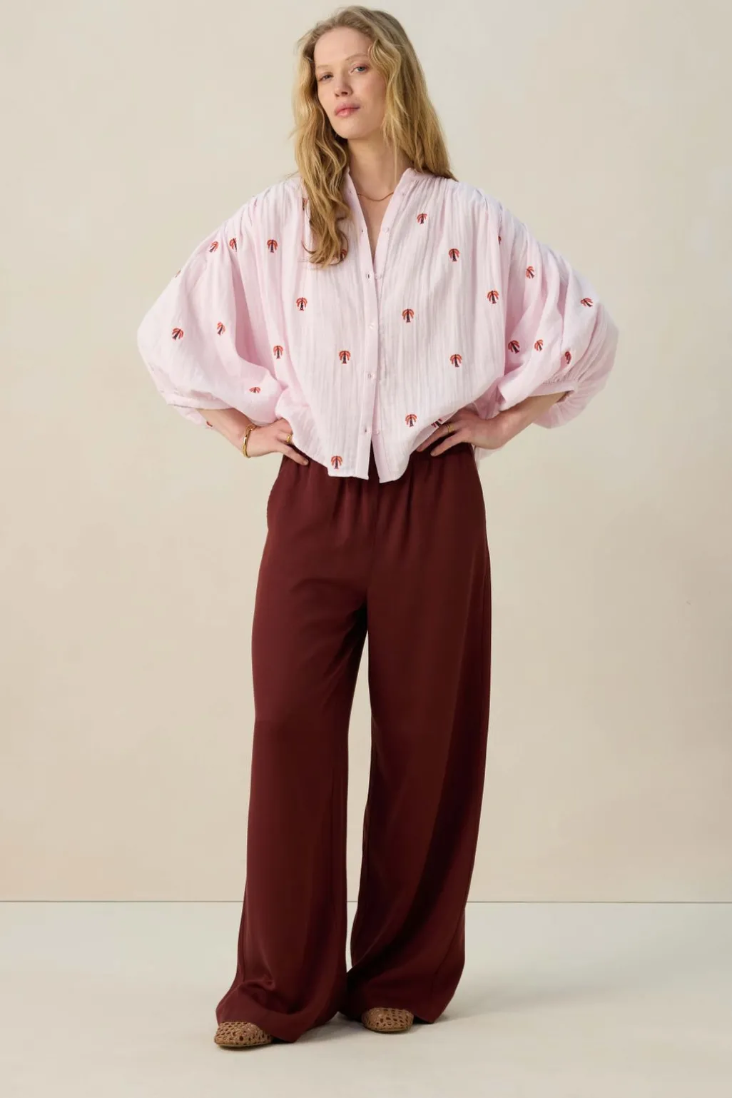 Lichtroze blouse met embroidery