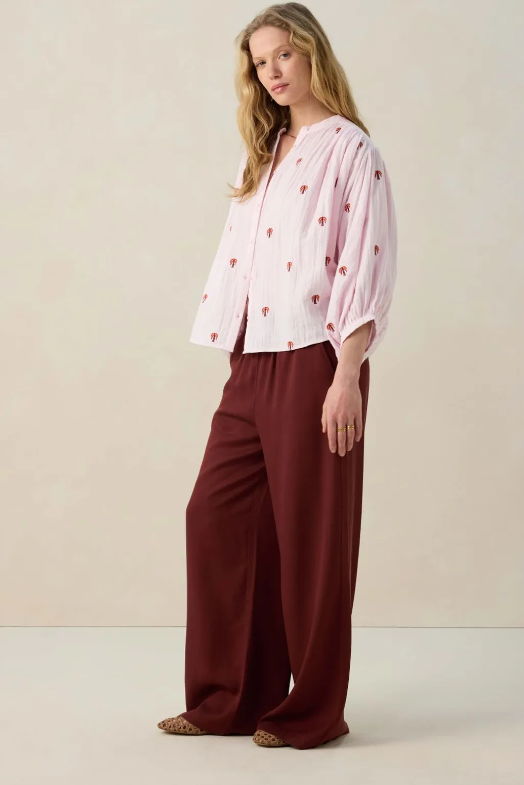 Lichtroze blouse met embroidery