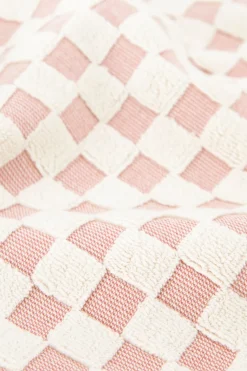 Lichtroze geblokte handdoek
