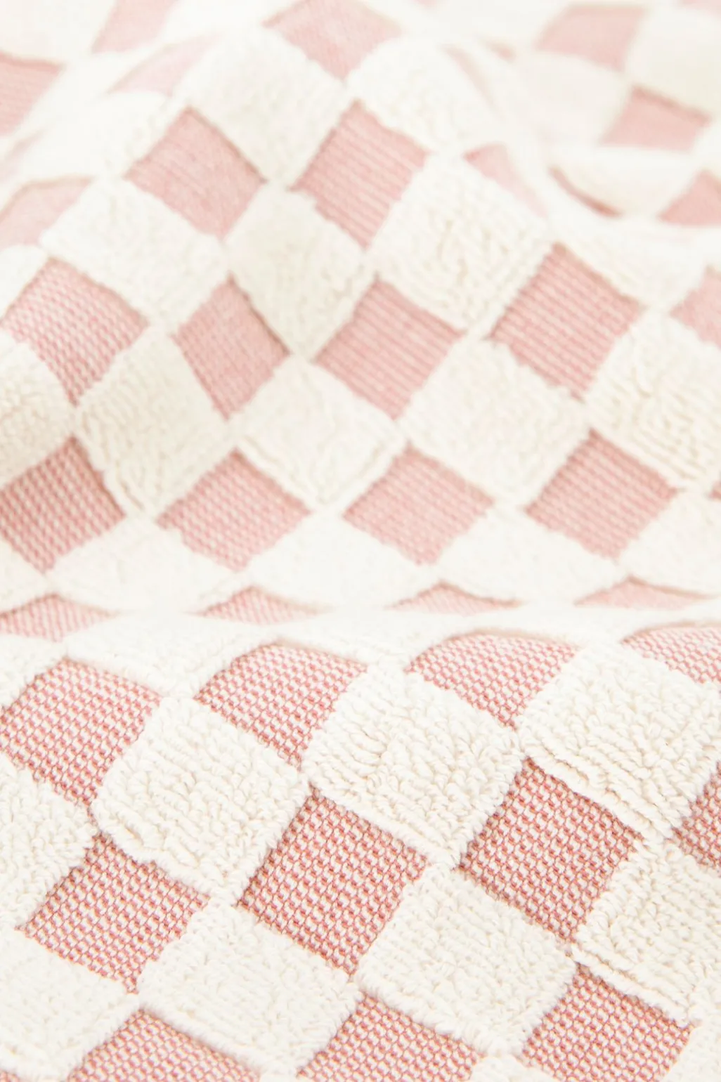 Lichtroze geblokte handdoek