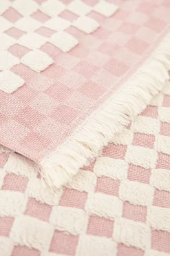 Lichtroze geblokte handdoek