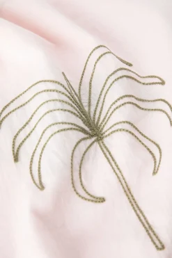 Lichtroze sjaal met embroidery