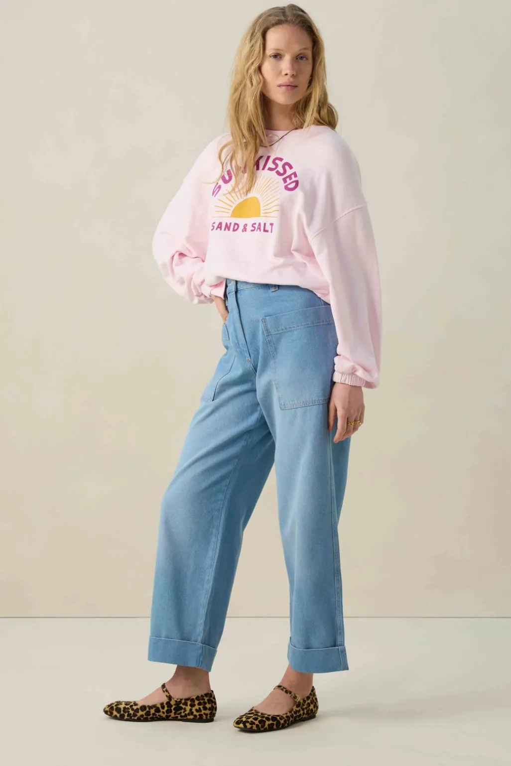 Lichtroze sweater met artwork