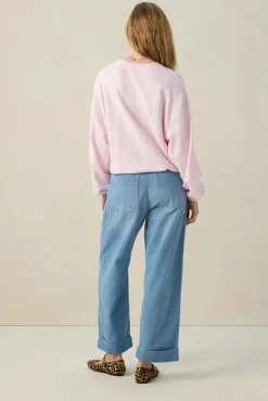 Lichtroze sweater met artwork