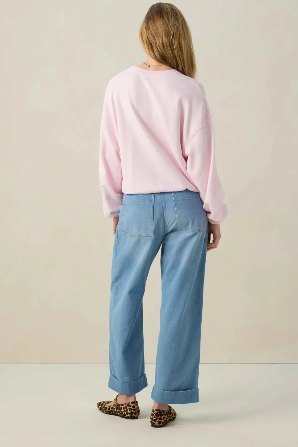 Lichtroze sweater met artwork