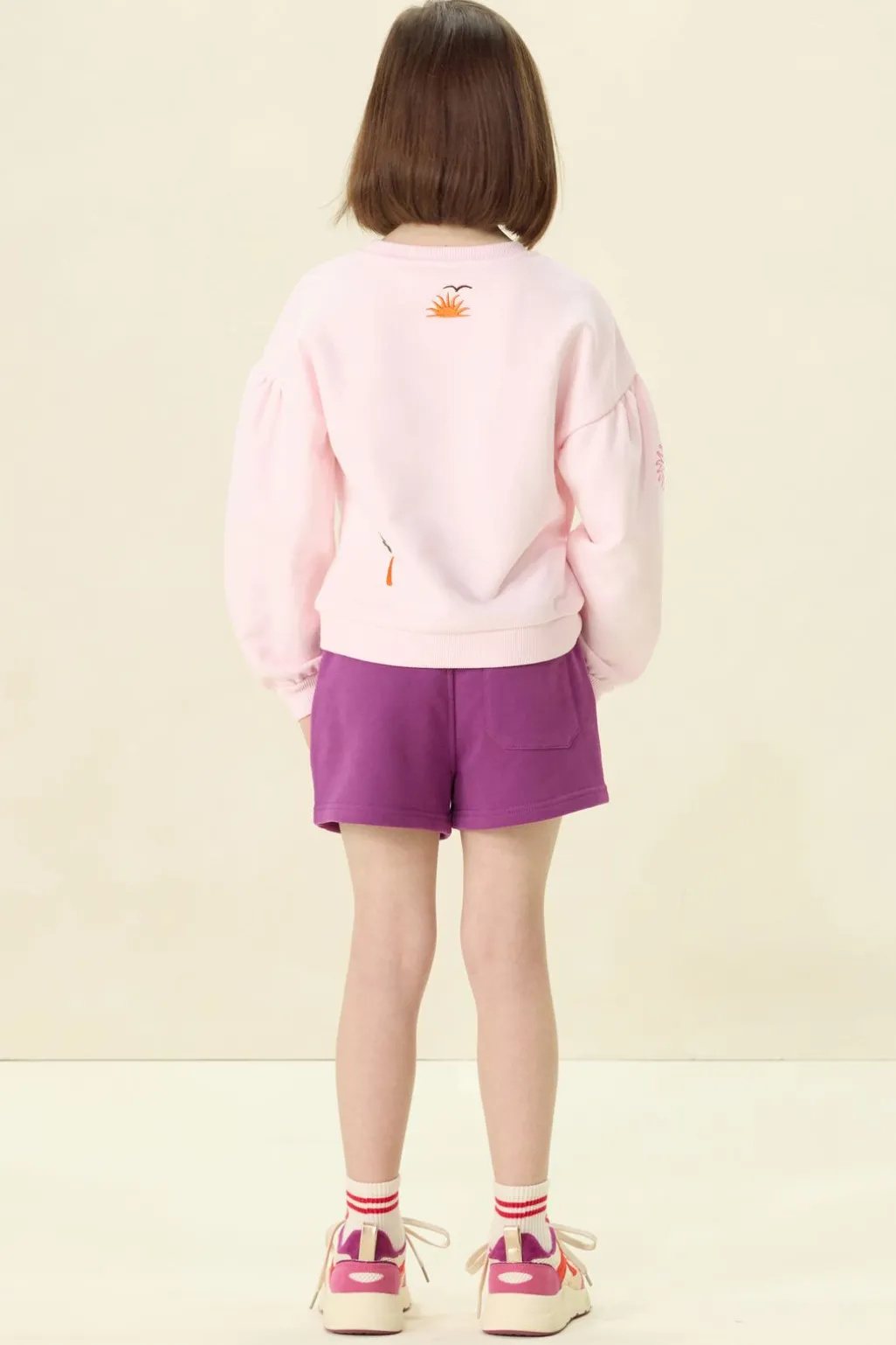 Lichtroze sweater met embroidery