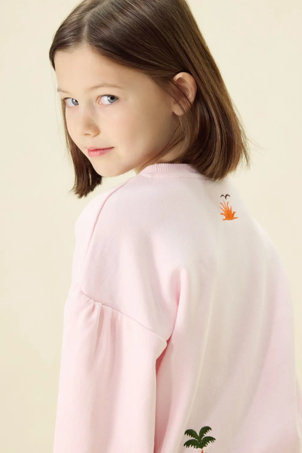 Lichtroze sweater met embroidery