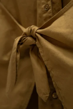 Mosterd groene doorknoop jurk met knoop detail