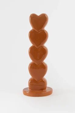 Oranje kandelaar met opgestapelde hartjes