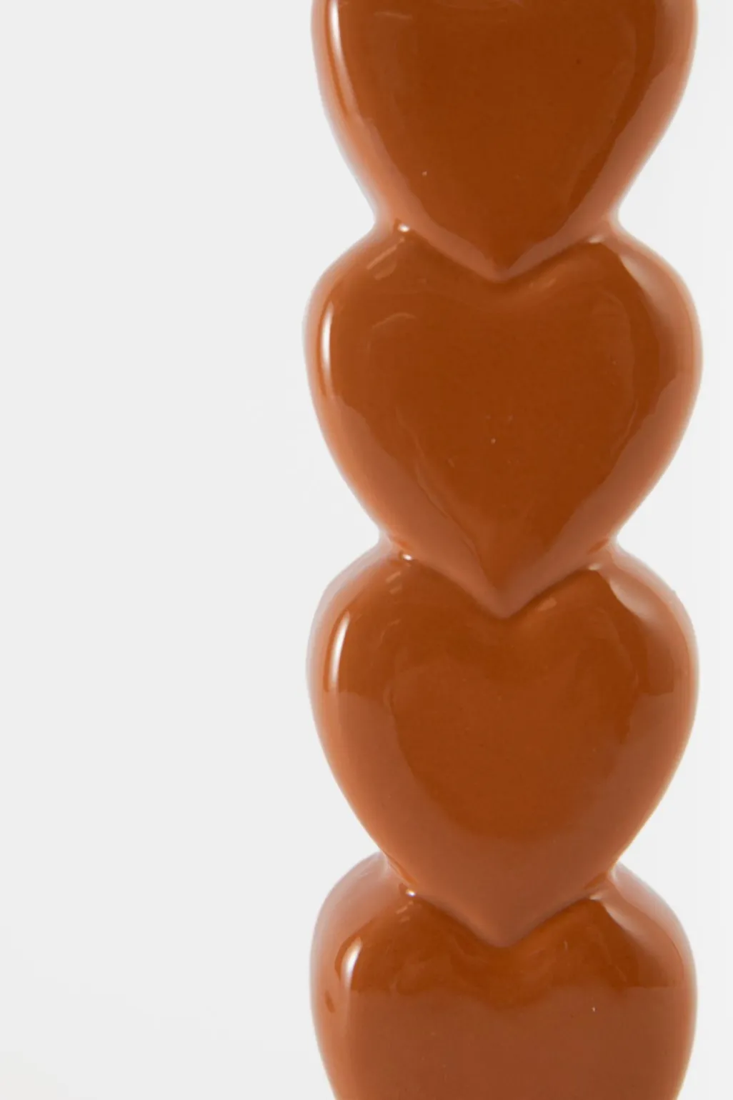 Oranje kandelaar met opgestapelde hartjes