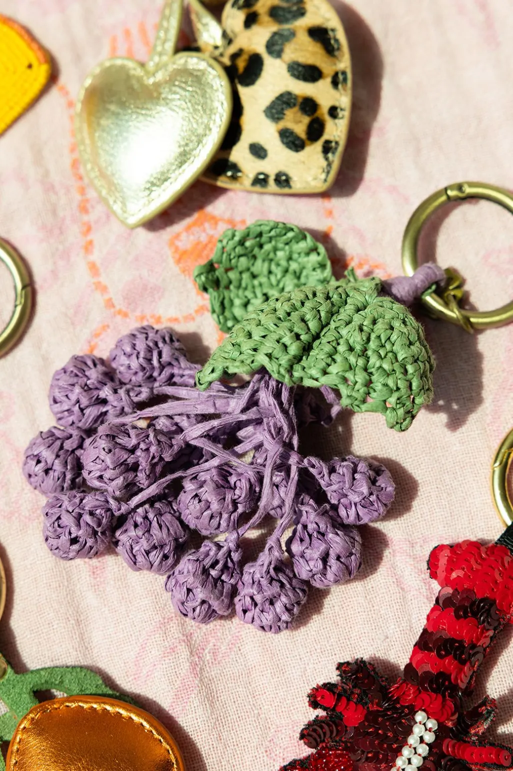 Paarse bag charm met druiven
