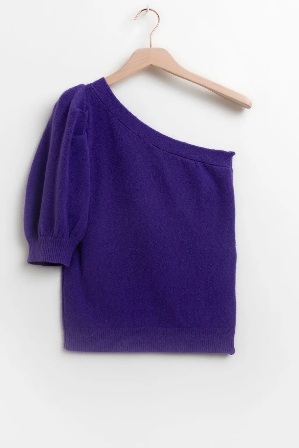 Paarse one shoulder trui met pofmouw