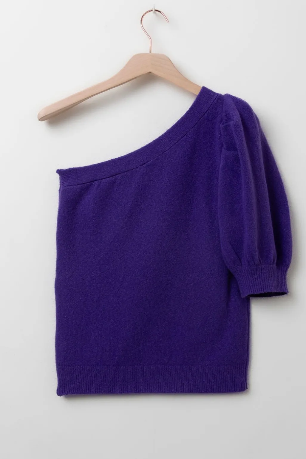 Paarse one shoulder trui met pofmouw