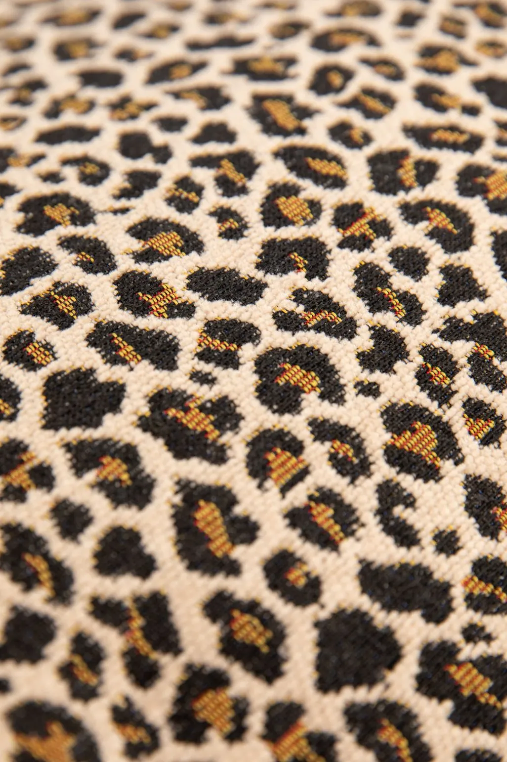 PRE-ORDER: Bruin jacquard kussen met leopard print