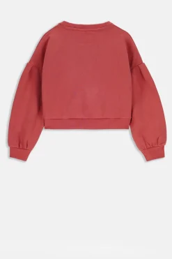 Rode sweater met lage schouders en artwork
