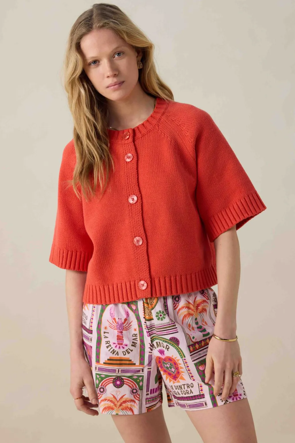 Rood gebreid vest met korte mouwen