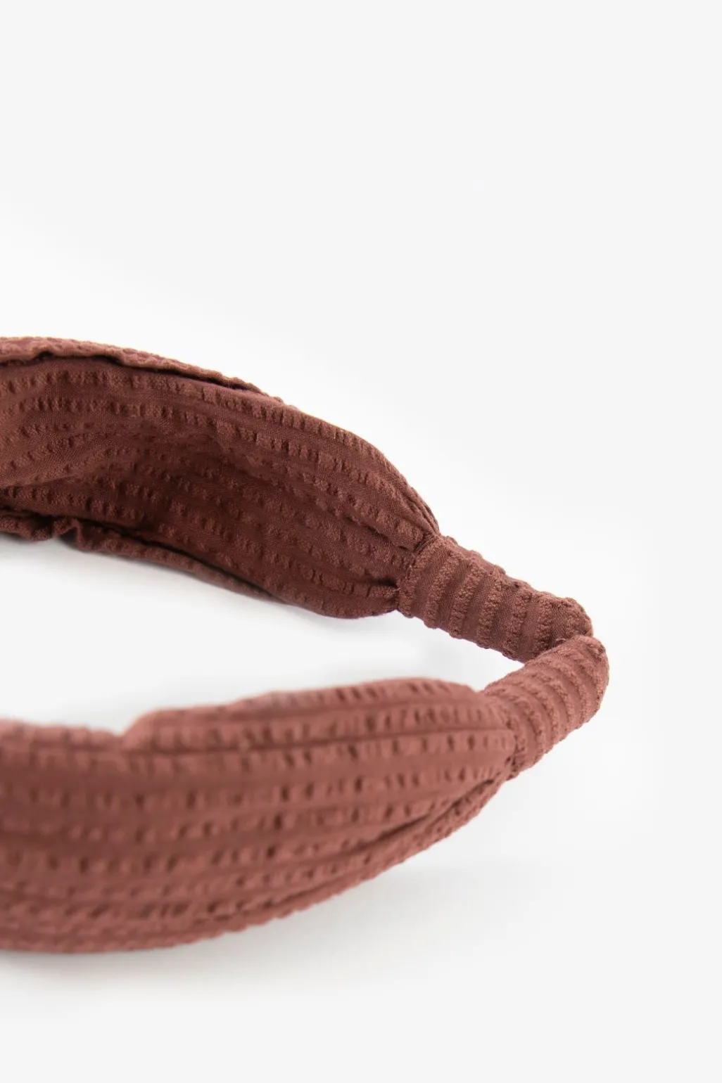 Roodbruine haarband met knoopdetail
