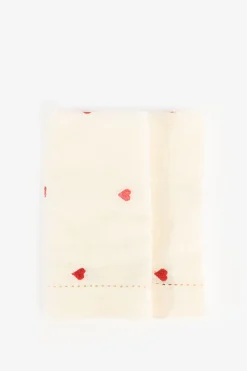 Set van 2 beige servetten met roze en rode geborduurde hartjes