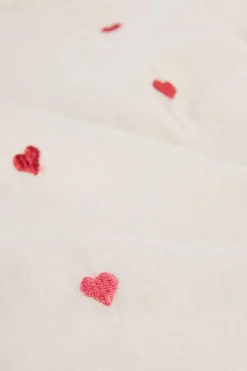 Set van 2 beige servetten met roze en rode geborduurde hartjes