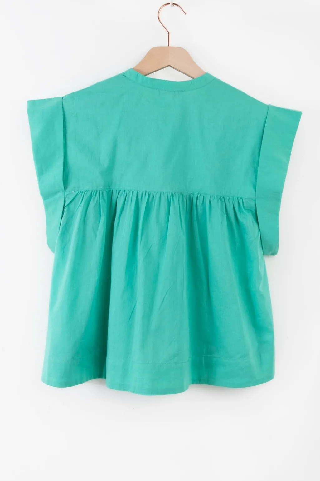 Turquoise mouwloze blouse met pintuck details