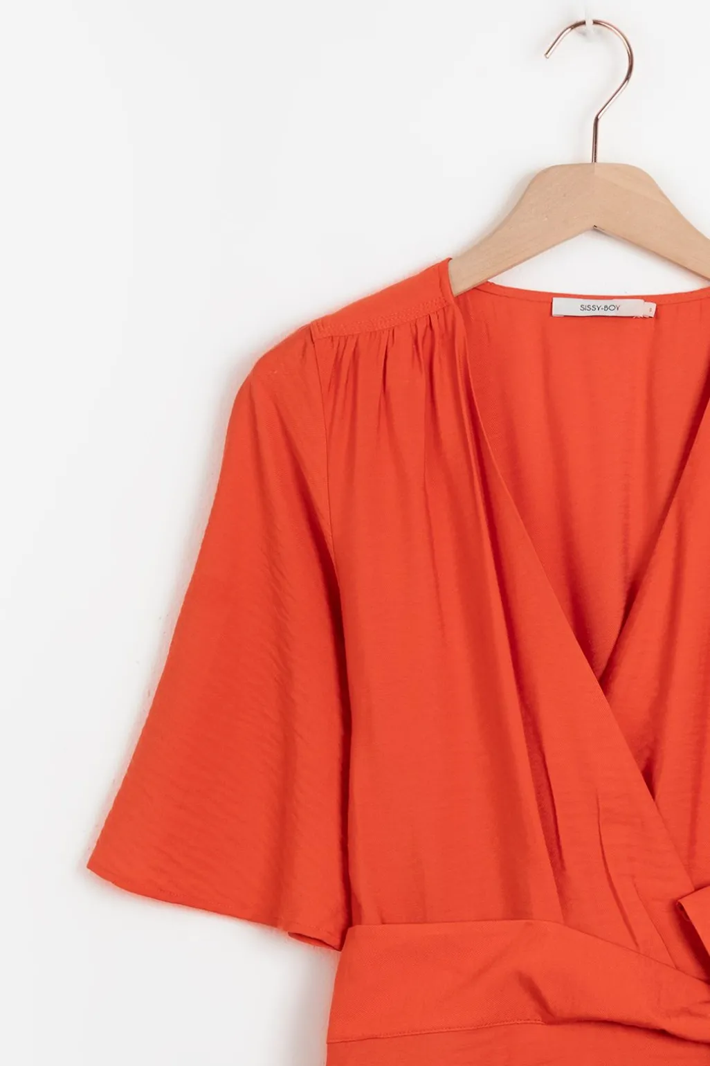 Warm oranje overslagjurk met fladdermouwen